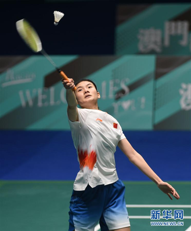 上散发出更 上散发出更